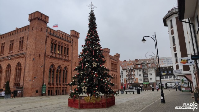 Kołobrzeg kończy świąteczne zdobienie ulic. Miasto w pełni rozbłyśnie dekoracjami 6 grudnia.
