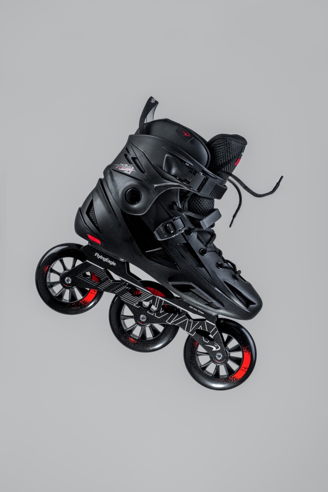 Rolki Męskie to niezawodne, stabilne i nowoczesne rolki stworzone specjalnie dla mężczyzn, którzy cenią dynamikę, prędkość i pełną kontrolę nad ruchem. Męskie rolki wyróżniają się wzmocnioną konstrukcją, trwałą ramą i zwiększoną stabilnością, pozwalając bez problemu wykonywać manewry na różnych nawierzchniach. Ważnym elementem jest twardy but, który stabilizuje stopę i zapewnia pewne wsparcie kostki, co jest szczególnie istotne przy szybkiej lub dynamicznej jeździe. Wiele modeli wyposażono w systemy wentylacji, trwałe łożyska i wysokiej jakości kółka, co sprawia, że jazda jest płynna i komfortowa nawet podczas długich treningów.