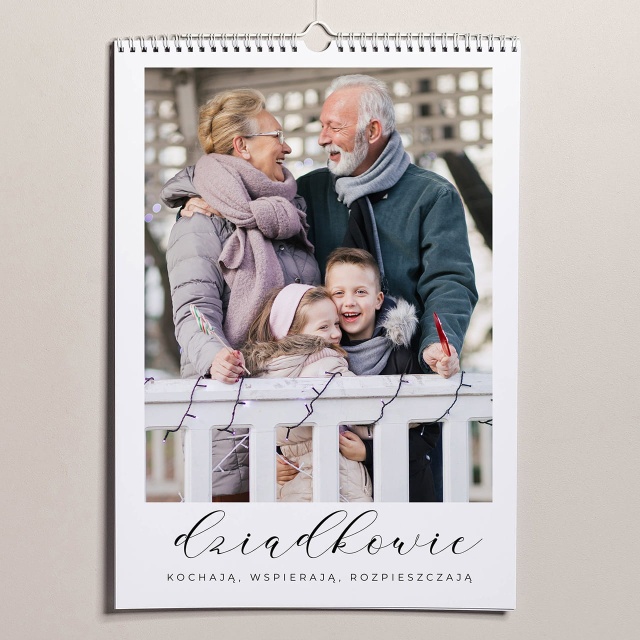 Babcia i dziadek to osoby, które zasługują na wszystko, co najlepsze. Ich dobroć, cierpliwość i troska tworzą fundament rodzinnych wspomnień. Dlatego wybierając prezent dla babci czy prezent dla dziadka, warto postawić na coś osobistego i wzruszającego. W Crazyshop.pl znajdziesz wiele inspiracji, które łączą praktyczność z emocjami.