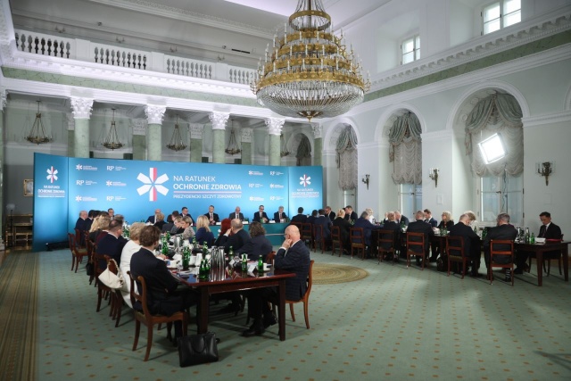Dwa szczyty medyczne, jeden rządowy, drugi prezydencki i próby załatania dziury w budżecie Narodowego Funduszu Zdrowia. Po spotkaniu zorganizowanym przez resort zdrowia, w piątek odbyła się narada z przedstawicielami środowiska medycznego u prezydenta.