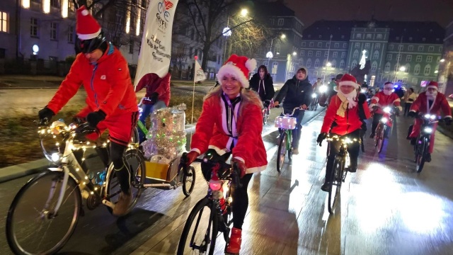 W Szczecinie odbędzie się wieczorem Mikołajkowy Przejazd Rowerowy. Miłośnicy dwóch kółek będą mieli do pokonania 7-kilometrową trasę przez centrum miasta.