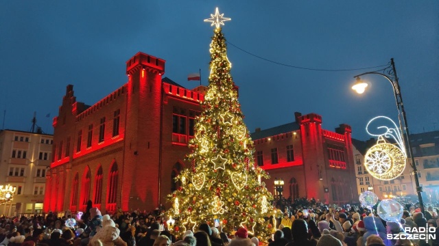 W Kołobrzegu czuć już atmosferę świąt. W Mikołajki oficjalnie rozbłysły bożonarodzeniowe ozdoby.