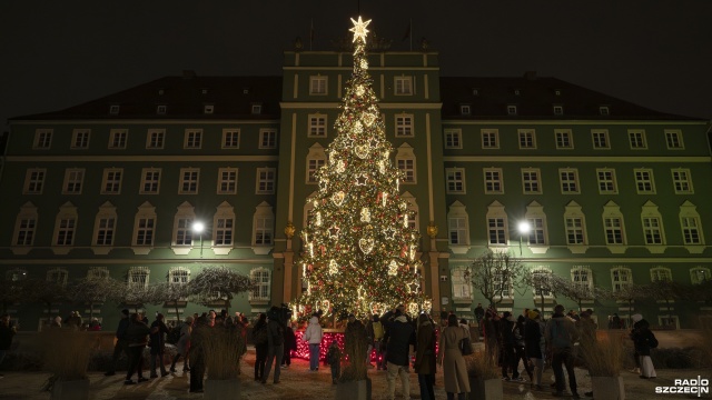 Świąteczna iluminacja przed Urzędem Miasta Szczecin. Niech się ludzie pocieszą... [ZDJĘCIA]