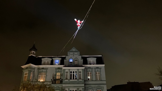 Takich Mikołajków w Świnoujściu jeszcze nie było: Mikołaj chodzący po linie między dachami budynków, elfy-linoskoczkowie, prezenty, świąteczna muzyka i przysmaki...
