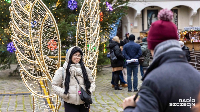 Parada z Królową Śniegu, spektakl Śnieżna Baśń czy konkursy i animacje dla najmłodszych - na Zamku Książąt Pomorskich w Szczecinie trwa Jarmark Bożonarodzeniowy.