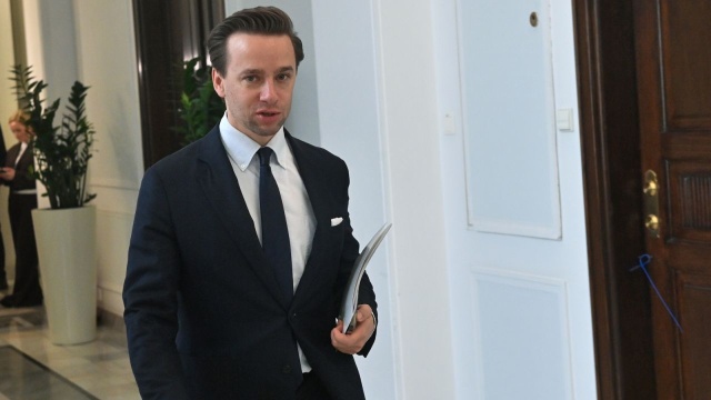 Wicemarszałek Sejmu Krzysztof Bosak (Konfederacja) udał się w niedzielę z wizytą do Waszyngtonu. Poinformował, że podczas wizyty w USA weźmie udział w Parliamentary Intelligence-Security Forum, spotka się z kongresmenami, think-tankam, a także z urzędnikami z Pentagonu.