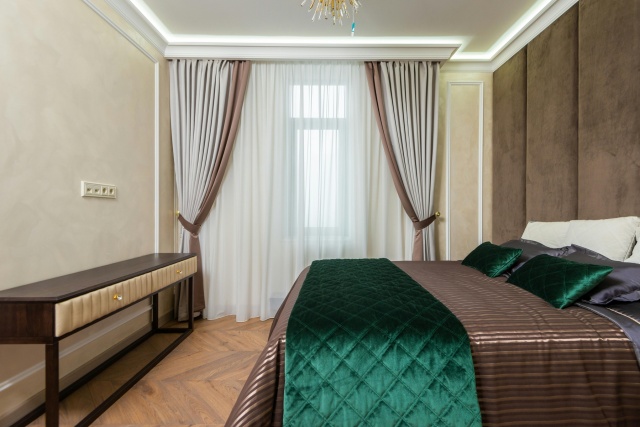 Schowany karnisz to nie tylko rozwiązanie mające za sobą elegancję, lecz przede wszystkim świadome kształtowanie proporcji pomieszczenia. W artykule znajdziesz konkretne wymiary, wskazówki dotyczące doboru materiałów oraz instrukcje montażu, które sprawdzą się zarówno w niskich mieszkaniach, jak i w reprezentacyjnych salonach - bez konieczności skomplikowanego remontu z gipsokartonu.