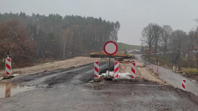 Utrudnienia i ograniczenie prędkości do 40 kmh. Trwa przebudowa drogi wojewódzkiej nr 102 na odcinku Trzebiatów-Kołobrzeg.