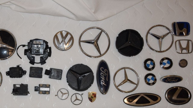 Ukradł kilkadziesiąt emblematów samochodowych - został aresztowany. Policjanci ze Świnoujścia zatrzymali mężczyznę podejrzanego o serię kradzieży.