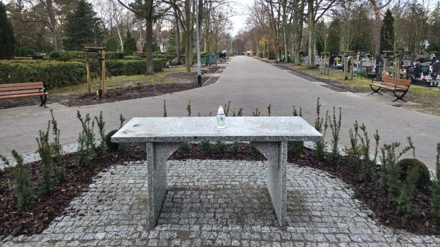 Główna aleja cmentarza na szczecińskim Dąbiu zyskała nowy blask. Ścieżka została przebudowana w ramach Szczecińskiego Budżetu Obywatelskiego.