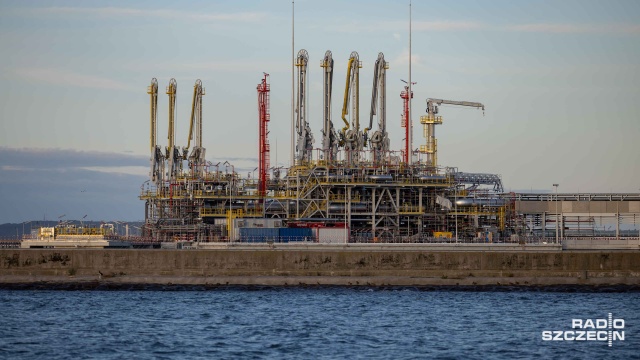 Działający od 10 lat Terminal LNG w Świnoujściu jest fundamentem bezpieczeństwa energetycznego Polski, do kasy miasta wnosi ok. 60 mln zł rocznie, ale ochrona strategicznego obiektu oznacza utrudnienia dla turystów, a dalsza rozbudowa portu może zagrażać środowisku.