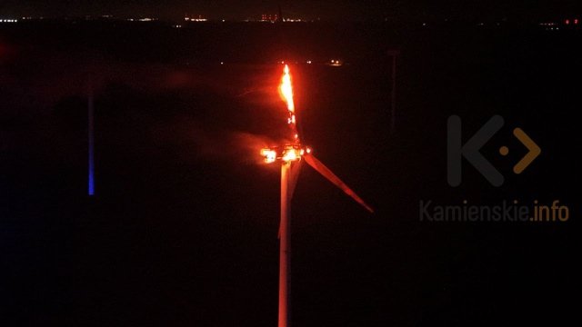 Pożar jednej z turbin wiatrowych w pobliżu Skoszewa w gminie Wolin - informuje kamienskie.info.
