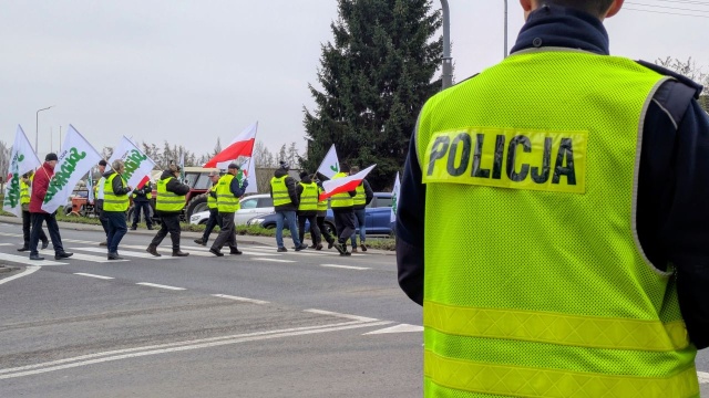 Po raz kolejny rolnicy zablokowali drogi w regionie. W województwie zachodniopomorskim doszło w piątek do sześciu protestów, które spowodowały utrudnienia w ruchu.