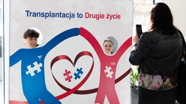 Ta jedna nasza decyzja może podarować życie komuś innemu. Chodzi o oświadczenie woli. Choć nie ma mocy prawnej może być drogowskazem. - W Polsce obowiązuje zgoda domniemana, czyli każdy z nas jest potencjalnym dawcą narządów - tłumaczył dr Jacek Zawierucha, prezes Fresenius Medical Care, organizator kampanii edukacyjnej o dawstwie narządów Drugie życie.