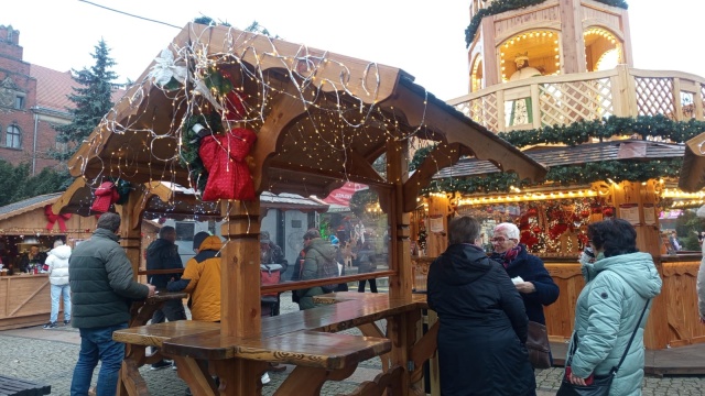 Sobota na szczecińskim Jarmarku Bożonarodzeniowym upłynie pod znakiem kreatywności, rodzinnej integracji i artystycznych wrażeń. Będą konkursy, warsztaty tworzenia ozdób świątecznych czy pokazy taneczne.