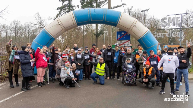Wystartowali w parach - jeden widział, drugi ufał... bo miał opaskę na oczach. Na szczecińskiej Arkonce odbył się event sportowo-integracyjny Szansa na medal - bieg w ciemno.