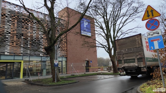 To obiekt, który ma rozwiązać - choćby częściowo - problem parkowania przy kołobrzeskim porcie. Największy parking w Kołobrzegu powstał przy ulicy Portowej na terenach Zarządu Portu Morskiego, zaledwie 140 metrów od nabrzeża i 300 m od latarni morskiej.