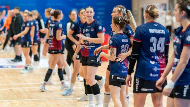Piłkarki ręczne SPR Pogoni wygrały ważne spotkanie z SPR Olkusz. Tym samym opuszczają strefę spadkową na koniec rundy jesiennej.