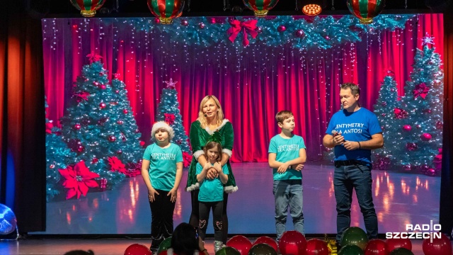 To wydarzenie łączy magie świąt i pomaganie. Mowa o charytatywnym kiermaszu Centymetry dla Antosi. Na gości wydarzenia czeka między innymi pokaz magii, trening z siatkarkami Chemika Police czy kiermasz świątecznych słodkości.