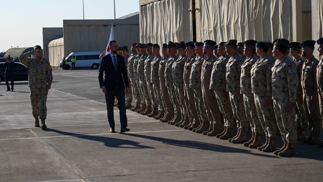 Żołnierze z PKW Turcja docenieni przez szefa MON. Wicepremier Władysław Kosiniak-Kamysz wraz z małżonką odwiedził Polaków stacjonujących w bazie Incirlik, niedaleko prowincji Adana.