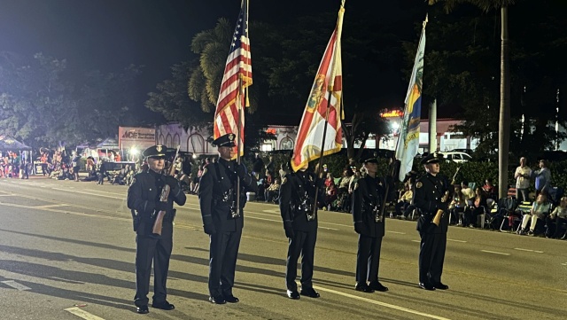 Uliczna parada świąteczna to jedna z najważniejszych w Stanach Zjednoczonych tradycji przygotowań do Bożego Narodzenia. Wspólny świąteczny przemarsz to dla Amerykanów szansa na wspólne świętowanie, niezależnie czy jest to impreza narodowa, czy zupełnie lokalna.