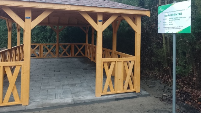 Portowy zakątek w Trzebieży. Wiata rekreacyjno-piknikowa powstała na ogrodzonej działce przy ul. Portowej, w sąsiedztwie budynku świetlicy wiejskiej.