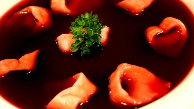 Do Wigilii jeszcze tylko osiem dni - pęd życia sprawia, że tysiące Polaków w dobie nadmiaru obowiązków rezygnuje z domowych przygotowań tradycyjnych potraw świątecznych.