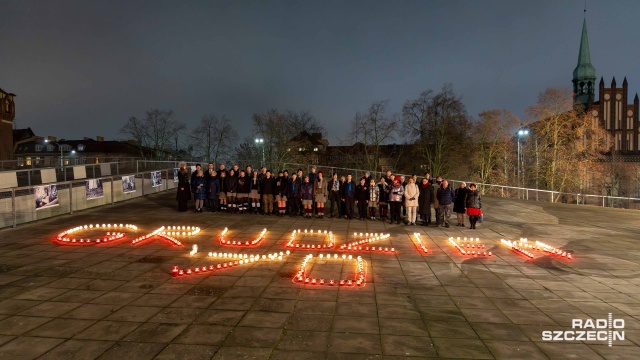 Jak co roku, ostatnim akordem upamiętniania wydarzeń Grudnia 03970 w Szczecinie było odpalenie Światła Pamięci na placu Solidarności. Zapłonęły znicze, a filharmonia podświetlona została na biało-czerwono.