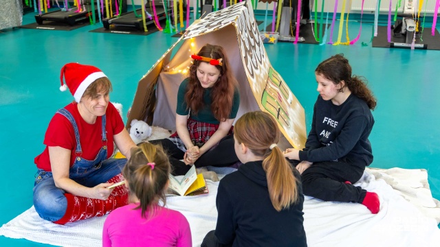 Paczki przygotowane przez szczecińskich uczniów szkół TEB trafiły do podopiecznych domów dziecka i rodzin zastępczych.