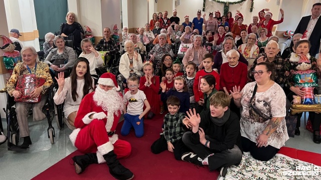 Świąteczne podarki dla mieszkańców Domu Kombatanta przy ulicy Kruczej w Szczecinie. 250 seniorów obdarował sam święty Mikołaj.