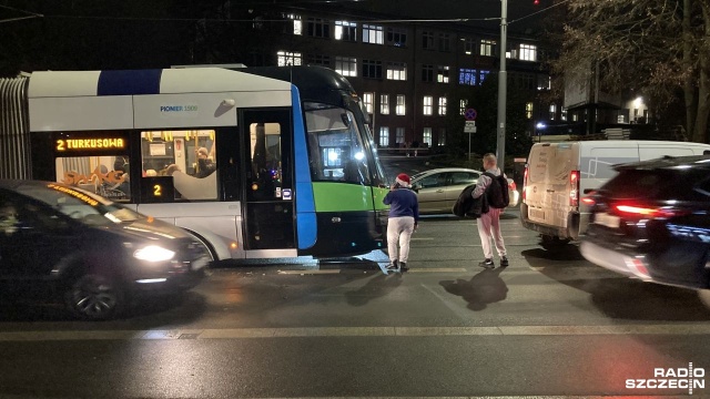 Zderzenie samochodu z tramwajem w Szczecinie. Doszło do niego tuż za rondem Giedroycia, w stronę miasta.