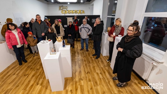 Przedwojenny różaniec, pledy przywiezione z Białorusi czy porządny amerykański otwieracz - to codzienne przedmioty niosące za sobą długą historię i ogromny ładunek emocjonalny. Tak zwane pomniki pamięci znalazły swoje miejsce na wystawie w punkcie sąsiedzkim U Krysi przy ulicy Bałuki w Szczecinie.