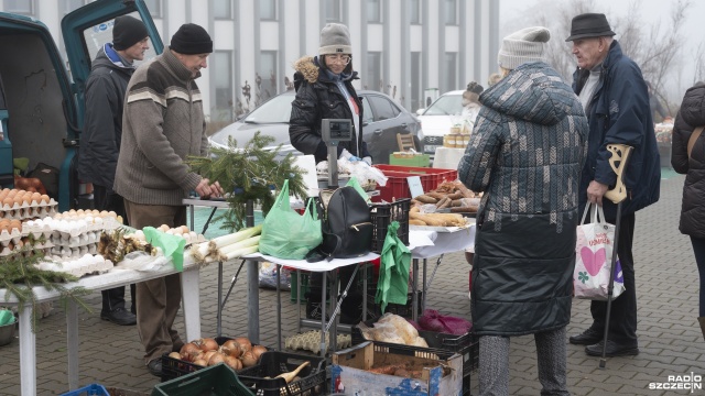 Warzywa, owoce, wędliny, sery, a wszystko naturalne i od lokalnych wytwórców - w Szczecinie odbył się ostatni w tym roku Sobotni Bazarek na Bronowickiej.