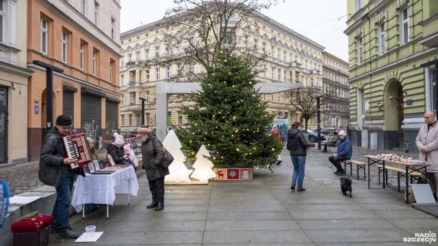 Przy Ścianie płaczu w alei Wojska Polskiego w Szczecinie trwa Świąteczna Biesiada Sąsiedzka.