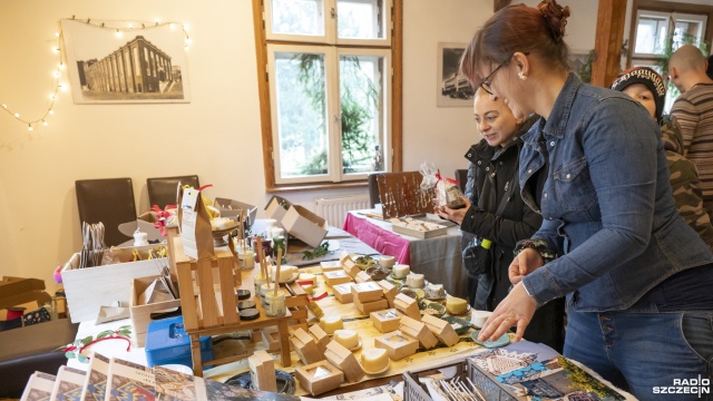 W Szczecinie trwa trzecia edycja Marketu Świątecznego. Można na nim kupić m.in. ręcznie robione świece, biżuterię i odzież, obrazy i grafiki.