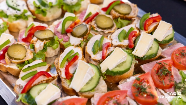 Hiszpańskie Ministerstwo Konsumpcji przygotowało rozporządzenie, które ogranicza żywność mocno przetworzoną i smażone potrawy nie tylko w szkołach, szpitalach i domach opieki, ale we wszystkich placówkach publicznych - od muzeów, po uniwersytety i obiekty sportowe.