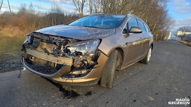 Samochód wjechał pod pociąg w Koszalinie. Do zdarzenia doszło na niestrzeżonym, ale oznakowanym przejeździe kolejowym w ciągu ulicy Strefowej.