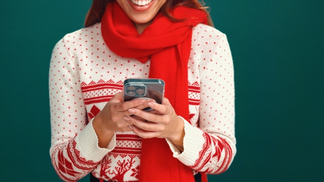 Wybór idealnego smartfona na prezent dla kobiety to zadanie wymagające połączenia technologii z indywidualnymi preferencjami. Ten kompleksowy przewodnik pomoże Ci dopasować urządzenie, uwzględniając płynność działania, pojemność, stylowy wygląd i możliwości aparatu. Odkryj kluczowe cechy, takie jak optyczna stabilizacja obrazu czy AI, i sprawdź ranking TOP 5 modeli, by znaleźć idealny balans między estetyką a wydajnością dla każdego budżetu.