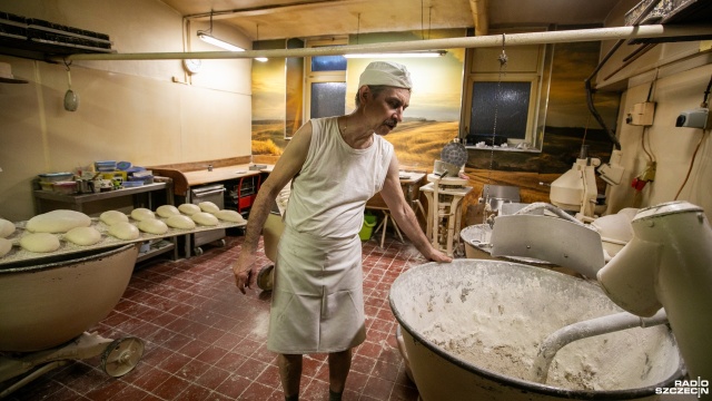 Po 46 latach dobiega końca historia piekarni państwa Reczyńskich przy ulicy Rayskiego w Szczecinie. Od rana mieszkańcy tłumnie przychodzą, aby ostatni raz kupić uwielbiane przez nich pieczywo.