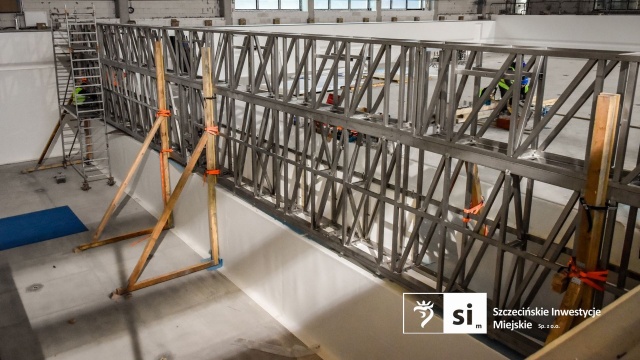 Montaż krzesełek i przegrody basenowej w Szczecińskim Domu Sportu ma się ku końcowi. Trwają prace wykończeniowe na na trybunach hali sportowej i hali basenowej.