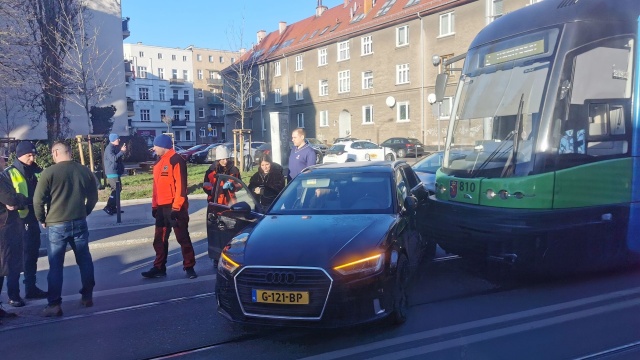 Tramwaj linii numer dwa zderzył się z samochodem osobowym na ulicy Kołłątaja na wysokości ulicy Barbary w stronę miasta.