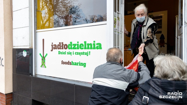 Można podzielić się żywnością nie tylko po świętach, ale także w ich trakcie. W wielu miejscach Szczecina i regionu działają jadłodzielnie.