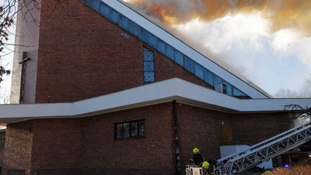 Pożar dachu kościoła pod wezwaniem Najświętszego Serca Jezusowego przy ul. Kunickiego w Lublinie został opanowany, obecnie trwa jego dogaszanie - poinformował lubelski komendant wojewódzki Państwowej Straży Pożarnej st. bryg. Zenon Pisiewicz. Pożar nie przedostał się do wnętrza kościoła.