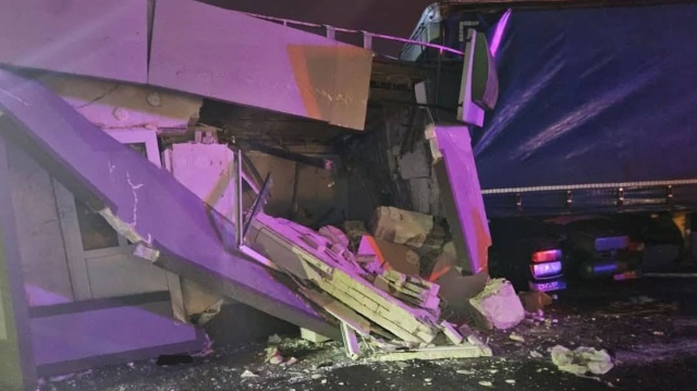 Kierowca ciężarówki wjechał w stację paliw. Do zdarzenia doszło w nocy w Kołbaskowie.