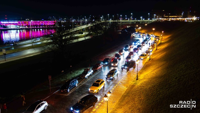 Ryk motorów, blask świateł i sznur samochodów - a to wszystko, by zaprotestować przeciwko wprowadzeniu Strefy Czystego Transportu w Szczecinie.