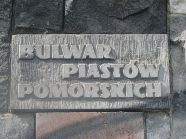 Płaskorzeźby z cyklu Morska Kronika Szczecina, które są na Bulwarze Piastowskim, powinny zostać bardziej wyeksponowane i objęte ochroną konserwatora zabytków - twierdzi szczeciński radny PiS Marek Duklanowski.
