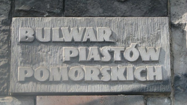 Płaskorzeźby z cyklu Morska Kronika Szczecina, które są na Bulwarze Piastowskim, powinny zostać bardziej wyeksponowane i objęte ochroną konserwatora zabytków - twierdzi szczeciński radny PiS Marek Duklanowski.