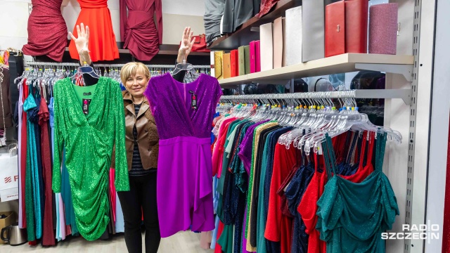 Długie suknie i garnitury, czy może wygodny ubiór. Jaka w tym roku dominować będzie sylwestrowa moda Niektórzy szczecinianie kreacji szukali niemal na ostatnią chwilę.