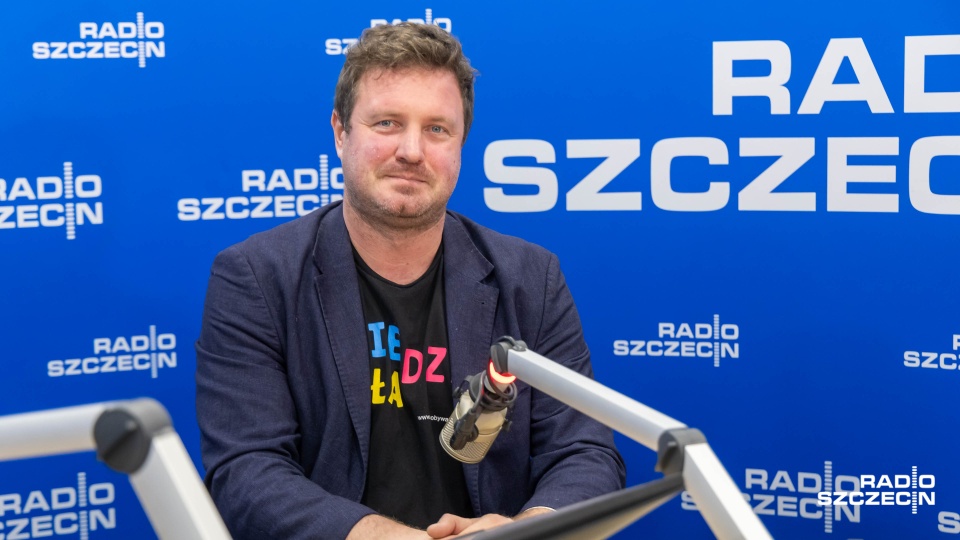 Szymon Osowski, prawnik z sieci obywatelskiej Watchdog Polska. Fot. Robert Stachnik [Radio Szczecin]