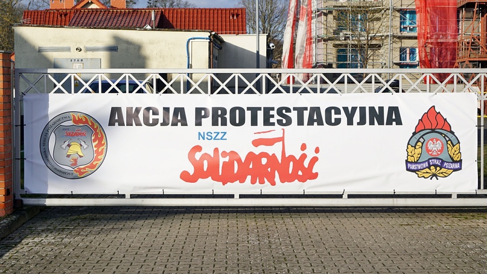 Kolejni strażacy przyłączają się do protestu